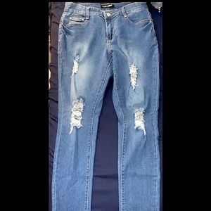 FASION NOVA RIPPED JEANS